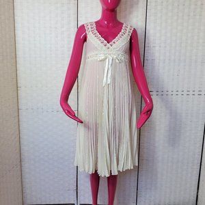 White Lace Sleeveless Dress